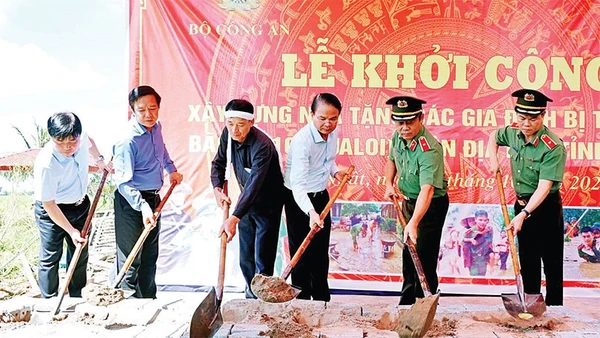 Các đồng chí lãnh đạo tỉnh Ninh Bình, Bộ Công an, Công an tỉnh thực hiện nghi thức Khởi công xây dựng nhà ở tặng các gia đình bị thiệt hại do giông lốc.