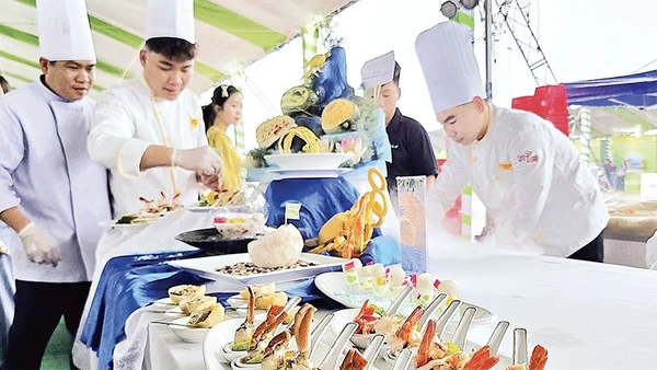 Các đầu bếp chế biến đặc sản Cà Mau tại phần thi “Đầu bếp tài năng”.