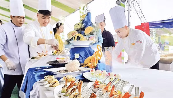 Các đầu bếp chế biến đặc sản Cà Mau tại phần thi “Đầu bếp tài năng”.