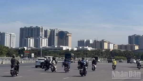 Hoạt động vận tải sôi động, đáp ứng nhu cầu đi lại. (Ảnh: HNV)