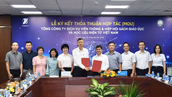 Đại diện VNPT VinaPhone và VAEDR ký kết hợp tác. (Ảnh: Ban tổ chức)