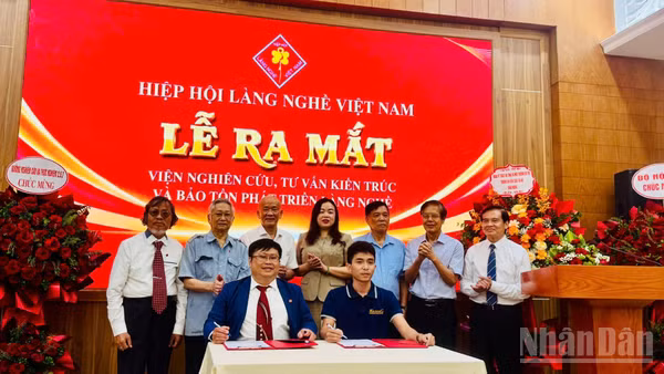 Ký kết hợp tác tại buổi lễ ra mắt Viện Nghiên cứu, tư vấn kiến trúc và bảo tồn phát triển làng nghề. (Ảnh: HNV)