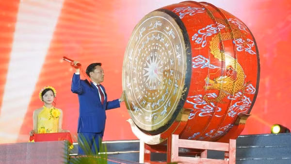 Phó Chủ tịch Ủy ban nhân dân tỉnh Phú Thọ Nguyễn Huy Ngọc đánh trống khai hội Đền Hùng.