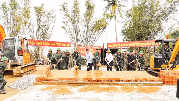 Quân khu 5 và tỉnh Đắk Lắk khởi công xây dựng nhà cho nhân dân xã Hòa Thịnh trong “Chiến dịch Quang Trung” thần tốc. (Ảnh LÊ TÂY)