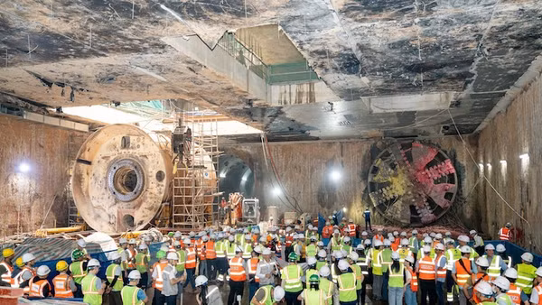 Máy đào hầm TBM số 2 mang tên "Táo bạo" đã về đích an toàn tại ga ngầm S12 trước cửa Ga Hà Nội.