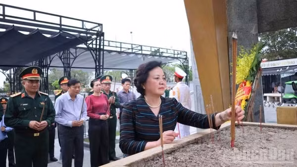 Phó Thủ tướng Phạm Thị Thanh Trà và Đoàn công tác dâng hương tại Nghĩa trang liệt sĩ quốc gia Đường 9.