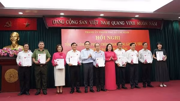 đồng chí Trần Lưu Quang, Ủy viên Bộ Chính trị, Bí thư Thành ủy Thành phố Hồ Chí Minh trao giải cho các tập thể đoạt giải Báo chí về công tác phòng, chống tham nhũng, lãng phí, tiêu cực Thành phố Hồ Chí Minh năm 2024-2025. (Ảnh: TẤN ĐẠT)