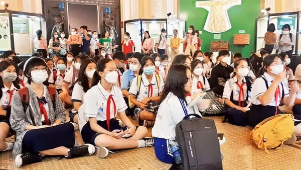 Học sinh tìm hiểu thực tế tại Bảo tàng Lịch sử Thành phố Hồ Chí Minh.