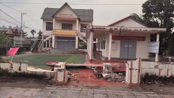 Lốc xoáy khiến cổng nhà văn hóa thôn Duy Tân, xã Lao Bảo, tỉnh Quảng Trị bị sập và hư hỏng nặng.