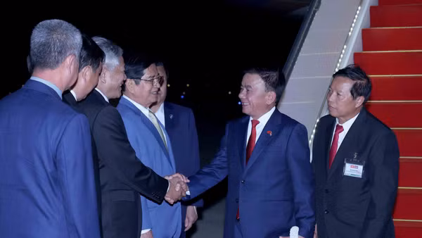 Lãnh đạo các cơ quan Đảng Nhân dân Campuchia đón Thường trực Ban Bí thư Trần Cẩm Tú tại Sân bay Quốc tế Techo. (Ảnh: TTXVN)