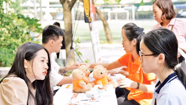 Buổi tư vấn hướng nghiệp cho học sinh Trường THPT Yên Hòa (Hà Nội). (Ảnh THẾ ĐẠI)