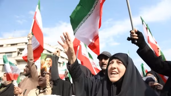 Người dân Iran tuần hành sau khi có lệnh ngừng bắn tại Tehran. (Ảnh: THX/TTXVN)