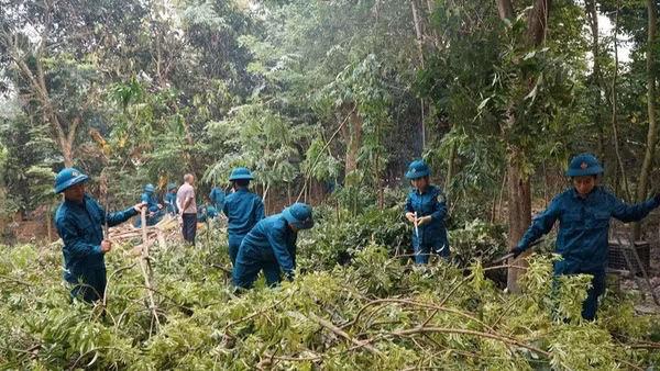 Lực lượng dân quân tại phường Điện Biên Phủ (tỉnh Điện Biên) hỗ trợ người dân tổ 20 (Him Lam) phường Điện Biên Phủ di chuyển, bàn giao mặt bằng dự án xây dựng Trung tâm Thi đấu thể dục thể thao tỉnh Điện Biên. 