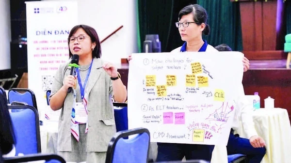 Các chuyên gia trang bị kiến thức cho giáo viên tiếng Anh tại diễn đàn “Bồi dưỡng, đào tạo đội ngũ để triển khai hiệu quả việc đưa tiếng Anh thành ngôn ngữ thứ hai trong trường học”.