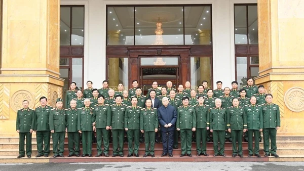 Lãnh đạo Quân khu 2 và các cán bộ quân đội cao cấp đã nghỉ hưu tại buổi gặp mặt.