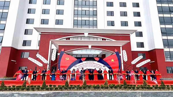 Các đại biểu cắt băng khánh thành dự án xây dựng Trường đại học Hoa Lư.