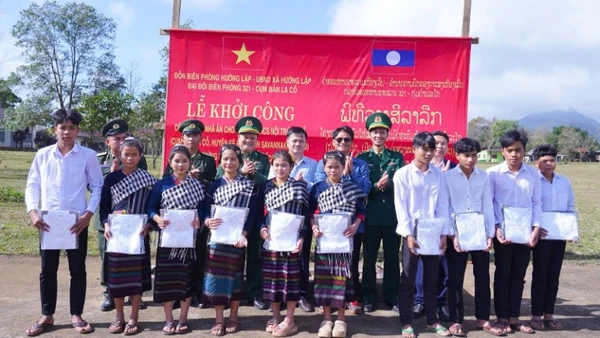 Đồn Biên phòng Hướng Lập tặng quà cho học sinh Trường trung học cơ sở nội trú La Cồ.