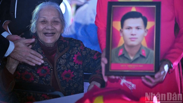 Gia đình liệt sĩ mừng rỡ trong giây phút đoàn tụ tại chương trình.