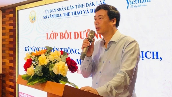 Giám đốc Sở Văn hóa, Thể thao và Du lịch tỉnh Đắk Lắk Trần Hồng Tiến phát biểu khai mạc lớp tập huấn. (Ảnh: Ý Thi)