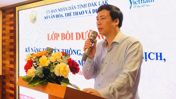 Giám đốc Sở Văn hóa, Thể thao và Du lịch tỉnh Đắk Lắk Trần Hồng Tiến phát biểu khai mạc lớp tập huấn. (Ảnh: Ý Thi)