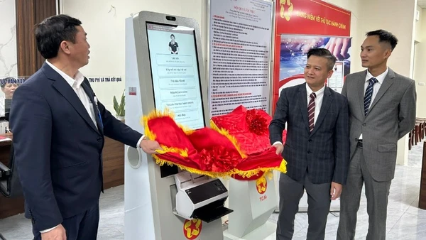 Lãnh đạo Ủy ban nhân dân xã Nghĩa Trụ tiếp nhận, đưa robot Kiosk TC AI vào sử dụng tại Trung tâm Phục vụ hành chính công xã chiều 30/12