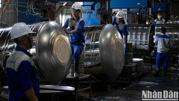 Công nhân Công ty Tân Á Đại Thành đang làm việc.