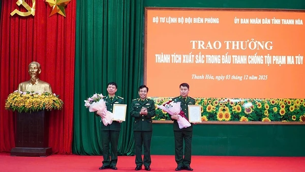 Bộ Tư lệnh Bộ đội Biên phòng trao thưởng cho các tập thể lập công.