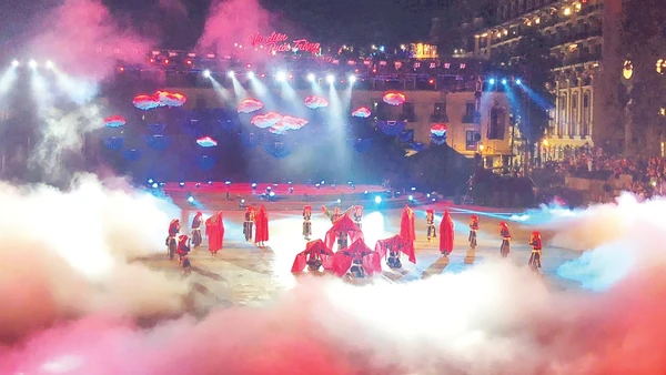 Một chương trình biểu diễn nghệ thuật quy mô tại Sa Pa. (Ảnh LỮ MAI)