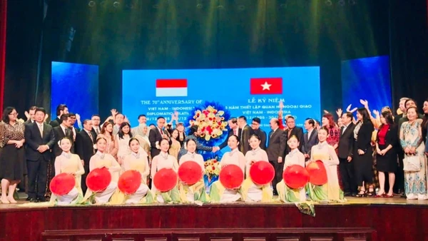 Ông Nguyễn Công Vinh, Phó Chủ tịch Ủy ban nhân dân Thành phố Hồ Chí Minh và bà Carolina Tinangon, Tổng lãnh sự Cộng hòa Indonesia tại Thành phố Hồ Chí Minh dự buổi lễ. 