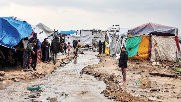 Người dân sinh sống trong các lều trại ở Dải Gaza. (Ảnh TÂN HOA XÃ)