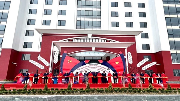 Các đại biểu cắt băng khánh thành dự án xây dựng Trường đại học Hoa Lư.