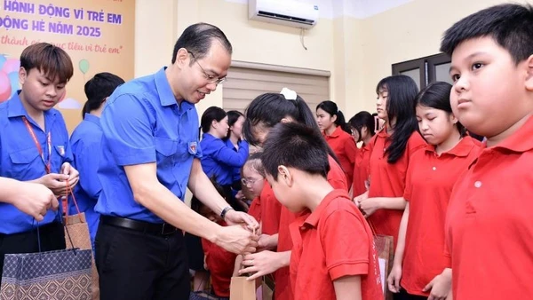 Bí thư Đoàn Thanh niên thành phố Hà Nội Nguyễn Tiến Hưng thăm, trao quà động viên thiếu nhi hoàn cảnh khó khăn trên địa bàn phường Đống Đa (Hà Nội).