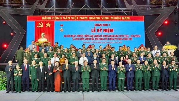 Đại biểu chụp ảnh lưu niệm tại Lễ kỷ niệm 80 năm Ngày truyền thống Lực lượng vũ trang Quân khu 7.