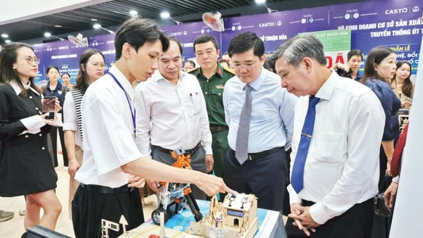 Các đại biểu tham quan trưng bày máy móc, thiết bị công nghệ tại CASTID 2025.