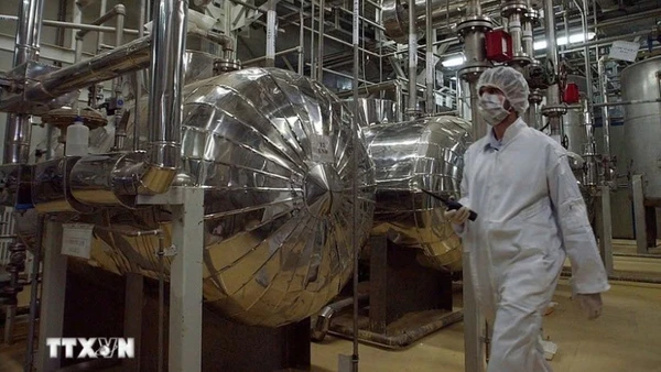 Nhân viên kỹ thuật làm việc bên trong cơ sở hạt nhân Isfahan, nằm cách thủ đô Tehran khoảng 420km về phía nam. (Ảnh: AP/TTXVN)