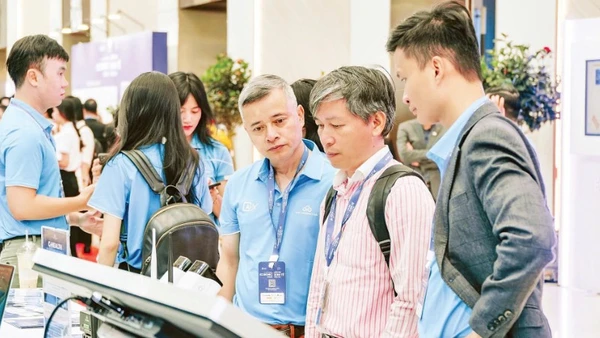 Giới thiệu các sản phẩm, dịch vụ “Make in Vietnam” trong hệ sinh thái công nghệ mở C-OpenAI tại Diễn đàn Kinh tế mùa Thu HEF 2025. (Ảnh: CMC)