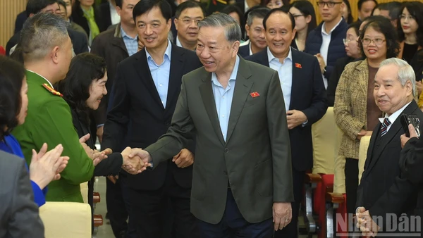 Tổng Bí thư Tô Lâm tiếp xúc cử tri thành phố Hà Nội sau Kỳ họp thứ 10, Quốc hội khóa XV. (Ảnh: ĐĂNG KHOA)