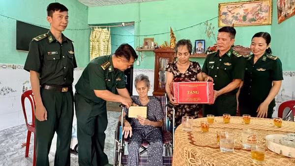 Đoàn công tác tặng quà Mẹ Việt Nam Anh hùng Nguyễn Thị Xuân.