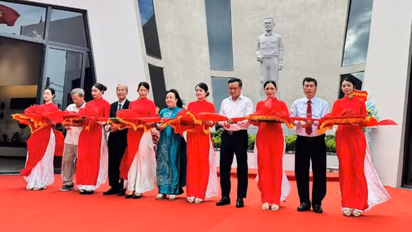 Các đồng chí lãnh đạo và nguyên lãnh đạo tỉnh Đắk Lắk cắt băng khai trương trưng bày Nhà lưu niệm luật sư Nguyễn Hữu Thọ.
