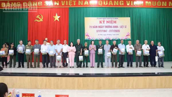 Phó Chủ tịch Quốc hội Nguyễn Thị Thanh và đồng chí Cao Thị Hòa An, Ủy viên Trung ương Đảng, Phó Bí thư Thường trực Tỉnh ủy, Chủ tịch Hội đồng nhân dân tỉnh Đắk Lắk trao tặng các suất quà tri ân cho các cán bộ tiền khởi nghĩa, các thương binh, bệnh binh, thân nhân liệt sĩ và người có công với cách mạng trên địa bàn các xã Ea Wer, Ea Nuôl và xã Buôn Đôn.