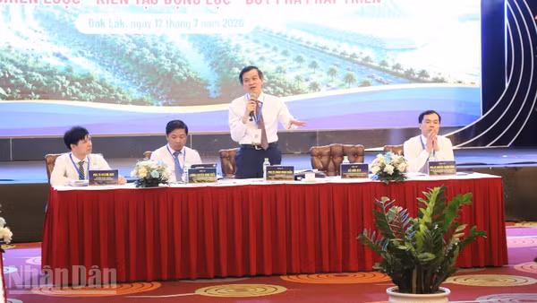 Phó Giáo sư, Tiến sĩ Đoàn Minh Huấn, Ủy viên Bộ Chính trị, Giám đốc Học viện Chính trị quốc gia Hồ Chí Minh và các đồng chí chủ trì hội thảo.