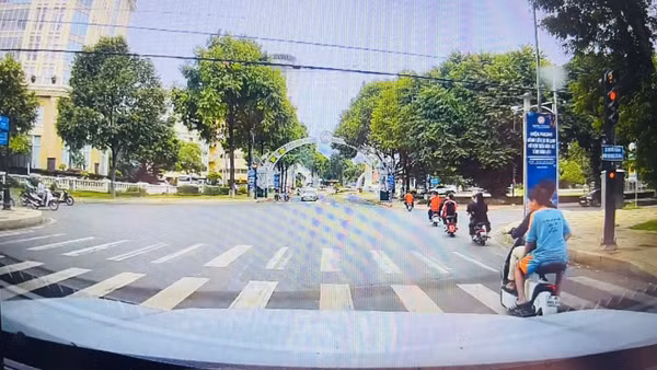 Nhóm học sinh điều khiển xe đạp điện không đội mũ bảo hiểm và vượt đèn đỏ gây mất an toàn giao thông giữa trung tâm phường Buôn Ma Thuột.