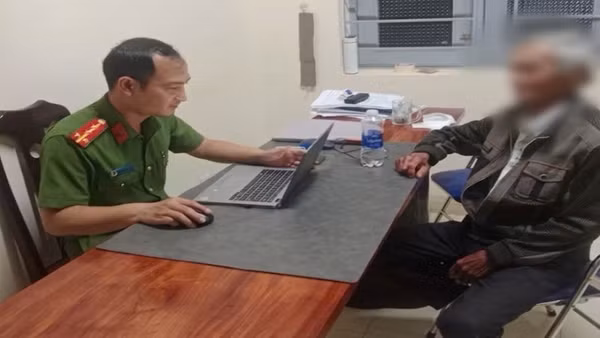 Lực lượng Công an mời làm việc đối với một trường hợp trú phường Cư Bao. (Ảnh: Công an tỉnh Đắk Lắk)