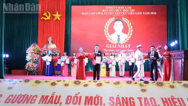 Phó Bí thư Tỉnh ủy Đắk Lắk Huỳnh Thị Chiến Hòa trao giải Nhất cho thí sinh Lê Ngọc Tuân, Chủ nhiệm Ủy ban Kiểm tra Đảng ủy xã Ea Hiao. 