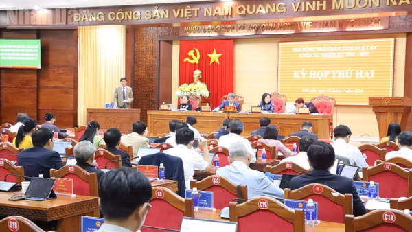 Phó Chủ tịch Ủy ban nhân dân tỉnh Đắk Lắk Nguyễn Thiên Văn trả lời chất vấn của đại biểu Hội đồng nhân dân tỉnh tại kỳ họp.