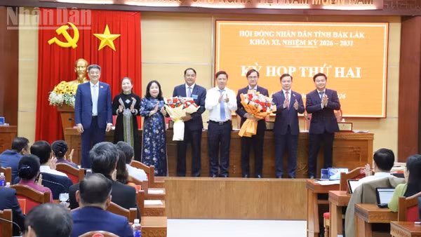 Các đồng chí lãnh đạo Tỉnh ủy, Hội đồng nhân dân, Ủy ban nhân dân, Ủy ban Mặt trận Tổ quốc Việt Nam tỉnh Đắk Lắk tặng hoa chúc mừng đồng chí Y Nhuân Byă và đồng chí Hồ Quang Đệ.