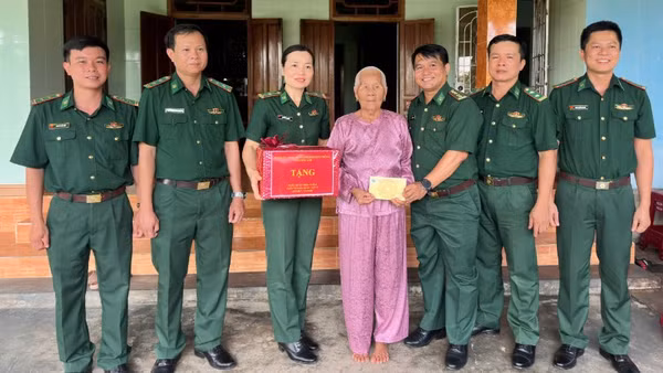 Hội Phụ nữ Ban Chỉ huy Bộ đội Biên phòng tỉnh Đắk Lắk tham gia tặng quà tri ân Mẹ Việt Nam Anh hùng và người có công với cách mạng.
