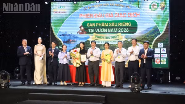 Phó Chủ tịch Ủy ban nhân dân tỉnh Đắk Lắk Nguyễn Thiên Văn và lãnh đạo các sở, ban, ngành của tỉnh cùng xã Krông Pắc tặng hoa chúc mừng lãnh đạo Công ty trách nhiệm hữu hạn xuất nhập khẩu nông nghiệp Nguyên Thuận và đại diện các hộ dân.