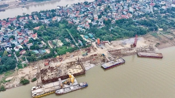 Tiến độ thi công cầu Tứ Liên đang triển khai khẩn trương. 