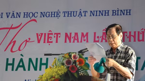 Nhà thơ Lâm Xuân Vi tại một sự kiện của Hội Văn học nghệ thuật Ninh Bình. (Ảnh VNNB).